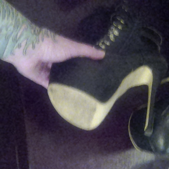 Stiletto - Picture 2 of 5
